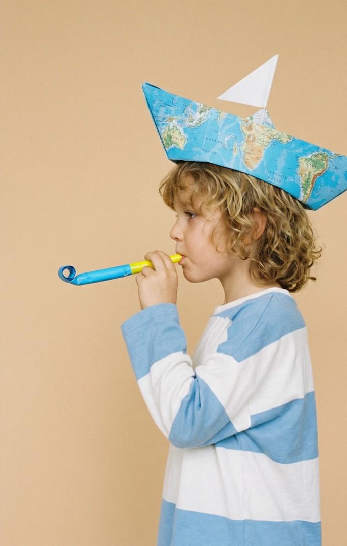 Фото мальчика с бумажным корабликом