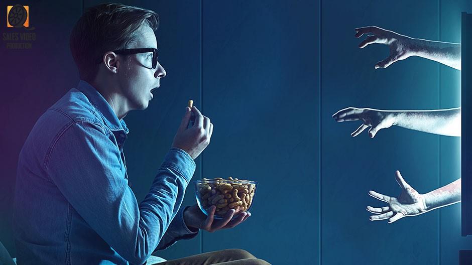 Парень и телевизор