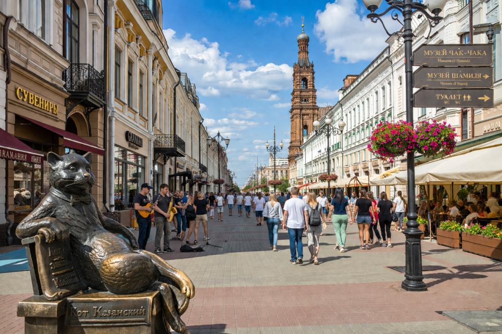 Пешеходная улица Баумана в Казани с людьми, кафе и городскими достопримечательностями